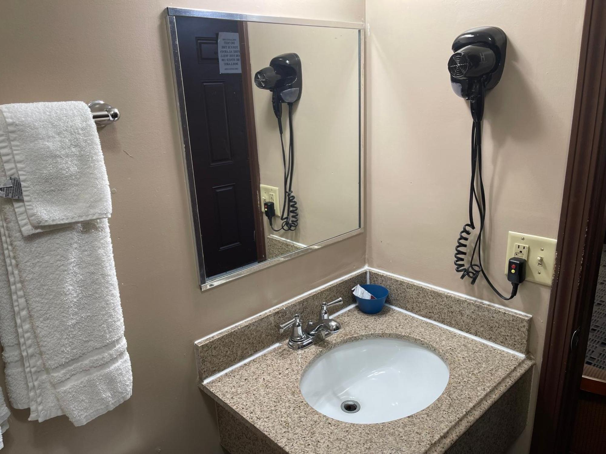 אשטבולה Economy Inn & Suites מראה חיצוני תמונה